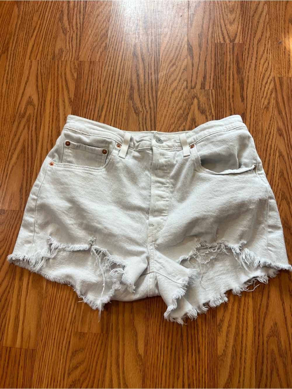 Womens size 31 Levi’s distressed shorts (size 12)
